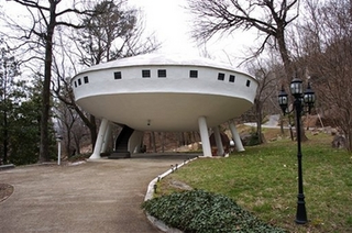 Illustration for article titled Buildings That Look Like Famous Spaceships: A Gallery